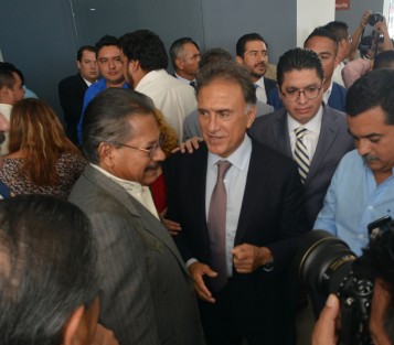 El gobernador Miguel Ángel Yunes Linares, en compañía de autoridades federales y estatales, inauguró las Jornadas de Inducción a autoridades electas para alcaldes y síndicos. Ahí propuso a las autoridades electas trabajar de manera conjunta con el objetivo de lograr mejores resultados a los veracruzanos.
