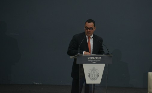 El gobernador Miguel Ángel Yunes Linares, en compañía de autoridades federales y estatales, inauguró las Jornadas de Inducción a autoridades electas para alcaldes y síndicos. Ahí propuso a las autoridades electas trabajar de manera conjunta con el objetivo de lograr mejores resultados a los veracruzanos.
