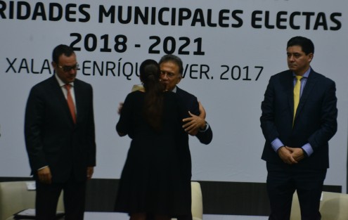 El gobernador Miguel Ángel Yunes Linares, en compañía de autoridades federales y estatales, inauguró las Jornadas de Inducción a autoridades electas para alcaldes y síndicos. Ahí propuso a las autoridades electas trabajar de manera conjunta con el objetivo de lograr mejores resultados a los veracruzanos.
