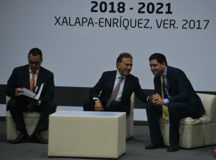 El gobernador Miguel Ángel Yunes Linares, en compañía de autoridades federales y estatales, inauguró las Jornadas de Inducción a autoridades electas para alcaldes y síndicos. Ahí propuso a las autoridades electas trabajar de manera conjunta con el objetivo de lograr mejores resultados a los veracruzanos.
