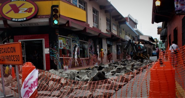 Este lunes, la administración que encabeza el alcalde Américo Zúñiga Martínez dio inicio a la tercera etapa de la reconstrucción integral de la calle Xalapeños Ilustres, entre Insurgentes y Carrillo Puerto, una obra incluida dentro del Programa de Regeneración del Centro Histórico.
