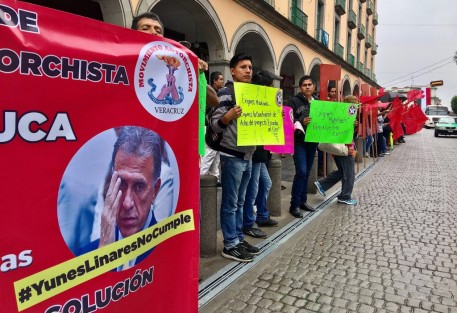 Antorchistas se manifiestan la mañana de este martes en el centro de Xalapa demandando ser atendidos por el Gobierno del Estado. Acusan incumplimiento de compromisos por parte del gobernador Miguel Ángel Yunes Linares. 
