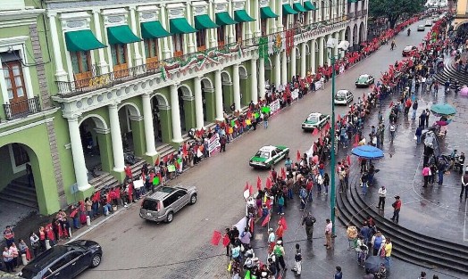 Antorchistas se manifiestan la mañana de este martes en el centro de Xalapa demandando ser atendidos por el Gobierno del Estado. Acusan incumplimiento de compromisos por parte del gobernador Miguel Ángel Yunes Linares. 