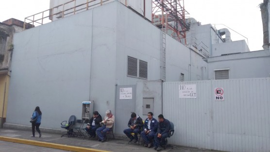 Desde las 8 horas trabajadores adheridos al Sindicato Nacional de trabajadores Telefonistas, salieron de sus fuentes de trabajo y realizan un paro de brazos caídos, esto porque el Instituto Federal de Telecomunicaciones (IFETEL), pretende dividir América Movil, lo cual dividiría al sindicato. 