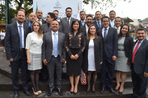 Indira Rosales San Román titular de SEDESOL Veracruz, acudió acompañada por personal de esta dependencia en las guardias de honor. La funcionaria dijo que se encuentran combatiendo los niveles de pobreza, pero no quiso responder si efectivamente habrá despidos en su área como se ha declarado. 