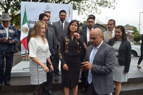 Indira Rosales San Román titular de SEDESOL Veracruz, acudió acompañada por personal de esta dependencia en las guardias de honor. La funcionaria dijo que se encuentran combatiendo los niveles de pobreza, pero no quiso responder si efectivamente habrá despidos en su área como se ha declarado. 