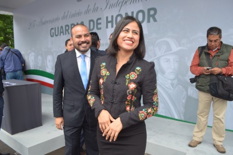 Indira Rosales San Román titular de SEDESOL Veracruz, acudió acompañada por personal de esta dependencia en las guardias de honor. La funcionaria dijo que se encuentran combatiendo los niveles de pobreza, pero no quiso responder si efectivamente habrá despidos en su área como se ha declarado. 