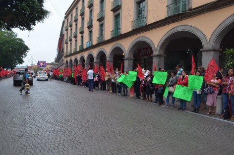 Integrantes de la organización Antorcha Campesina realizaron una cadena humana a lo largo de la calle Enríquez frente a Palacio de Gobierno, en protesta por la nula respuesta del gobierno ante sus demandas de apoyo, para sus agremiados, así como la represion a comerciantes en Coatepec.