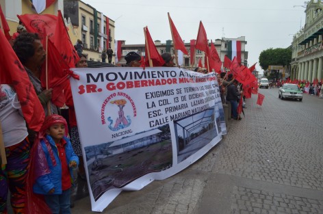 Integrantes de la organización Antorcha Campesina realizaron una cadena humana a lo largo de la calle Enríquez frente a Palacio de Gobierno, en protesta por la nula respuesta del gobierno ante sus demandas de apoyo, para sus agremiados, así como la represion a comerciantes en Coatepec.