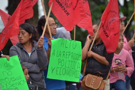 Integrantes de la organización Antorcha Campesina realizaron una cadena humana a lo largo de la calle Enríquez frente a Palacio de Gobierno, en protesta por la nula respuesta del gobierno ante sus demandas de apoyo, para sus agremiados, así como la represion a comerciantes en Coatepec.