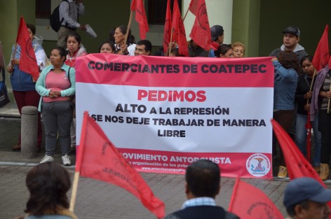 Integrantes de la organización Antorcha Campesina realizaron una cadena humana a lo largo de la calle Enríquez frente a Palacio de Gobierno, en protesta por la nula respuesta del gobierno ante sus demandas de apoyo, para sus agremiados, así como la represion a comerciantes en Coatepec.