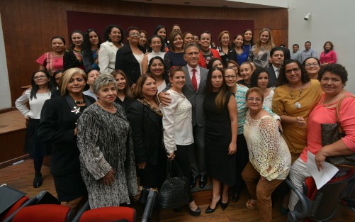 En su discurso, el mandatario estatal ofreció todo el apoyo y compromiso de su administración a los Consejos Consultivo y Social de las Mujeres, para la ejecución de acciones concretas que logren que este género deje de ser víctima de la violencia en Veracruz.   