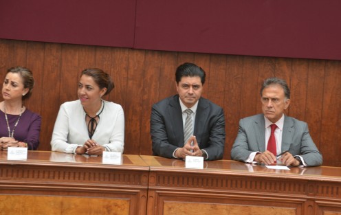 El Gobernador Miguel Ángel Yunes tomó protesta este martes al Consejo Consultivo de la Mujer en el Auditorio Moreno Cora del Palacio de Gobierno.