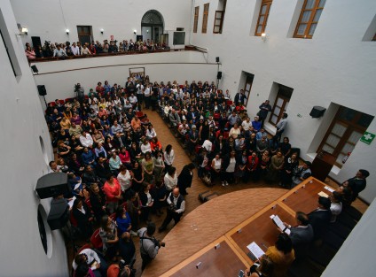 El Gobernador Miguel Ángel Yunes tomó protesta este martes al Consejo Consultivo de la Mujer en el Auditorio Moreno Cora del Palacio de Gobierno.