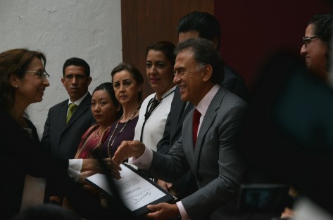 El Gobernador Miguel Ángel Yunes tomó protesta este martes al Consejo Consultivo de la Mujer en el Auditorio Moreno Cora del Palacio de Gobierno.