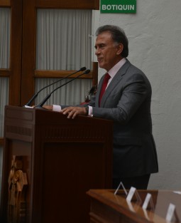 El Gobernador Miguel Ángel Yunes tomó protesta este martes al Consejo Consultivo de la Mujer en el Auditorio Moreno Cora del Palacio de Gobierno.