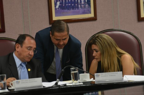 Los integrantes del Grupo Legislativo del Partido Acción Nacional (PAN) presentaron una iniciativa de decreto que adiciona una fracción al artículo 17 de la Ley Orgánica del Poder Legislativo del Estado a fin de instaurar en la cabecera del distrito electoral que corresponda una Oficina de Atención Ciudadana, mismas que atendería asuntos de orden legislativo y de gestión.