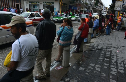 Antochistas estrenaron durante su manifestación de este martes, la renovada infraestructura urbana del centro de Xalapa. 