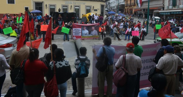 Antochistas estrenaron durante su manifestación de este martes, la renovada infraestructura urbana del centro de Xalapa. 