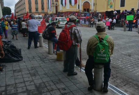 Antochistas estrenaron durante su manifestación de este martes, la renovada infraestructura urbana del centro de Xalapa. 