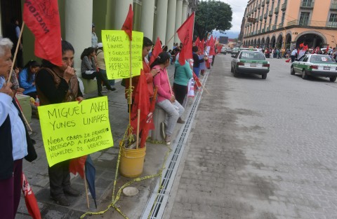Antochistas estrenaron durante su manifestación de este martes, la renovada infraestructura urbana del centro de Xalapa. 