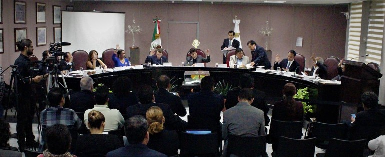 En la sesión del Congreso del Estado se aprobó el Acuerdo de la Junta de Coordinación Política para solicitar al INE instruir al OPLE revisar el Acuerdo OPLE/CG239/2017 emitido el 29 de Agosto de este año, pues introduce cambios en la materia de paridad y de sobre y sub representación.  
