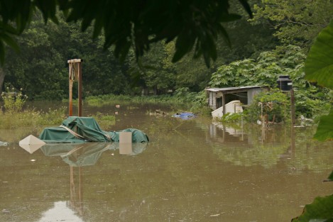 La creciente del Río Cotaxtla mantiene atentos a los habitantes de algunas comunidades asentadas a orillas de este afluente ante un posibles desbordamiento. 