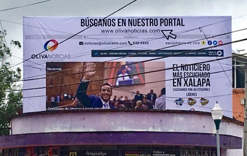 Ni la radiodifusora de la familia de la excandidata a la alcaldía de Xalapa la promocionó tanto a ella, como ahora lo hace otro grupo radiofónico con el diputado local Sergio Hernández Hernández, con abundantes espectaculares por la capital veracruzana.