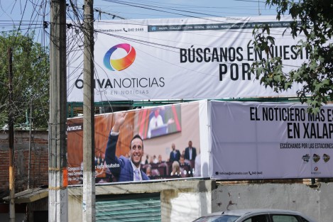 Ni la radiodifusora de la familia de la excandidata a la alcaldía de Xalapa la promocionó tanto a ella, como ahora lo hace otro grupo radiofónico con el diputado local Sergio Hernández Hernández, con abundantes espectaculares por la capital veracruzana.