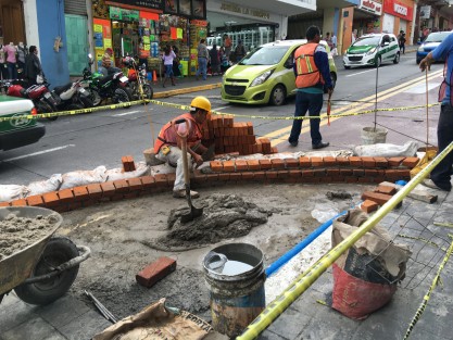 Constructora encargada de las obras en el Centro Histórico de Xalapa realiza algunas adecuaciones a la ampliación de la banqueta en la calle de Lucio, luego de que con las recientes lluvias se vio que  la corriente de agua corría sobre la banqueta. 