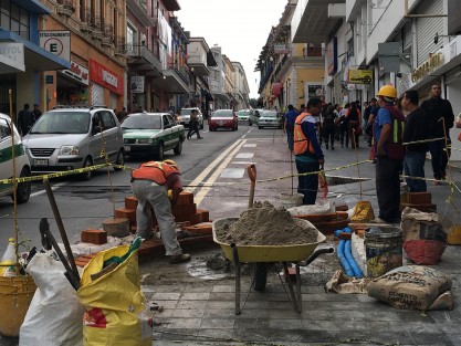 Constructora encargada de las obras en el Centro Histórico de Xalapa realiza algunas adecuaciones a la ampliación de la banqueta en la calle de Lucio, luego de que con las recientes lluvias se vio que  la corriente de agua corría sobre la banqueta. 