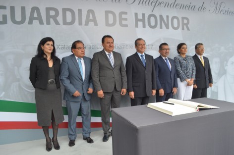 Enrique Pérez Rodríguez, Secretario de Educación en Veracruz, acompañado por personal de esa dependencia, montó guardia de honor en el parque de Los Berros, aseguró que pese a la situación que enfrenta Veracruz, ésta no afectará a trabajadores de esta secretaría.