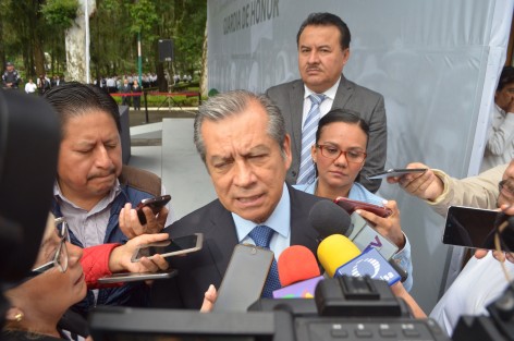 Enrique Pérez Rodríguez, Secretario de Educación en Veracruz, acompañado por personal de esa dependencia, montó guardia de honor en el parque de Los Berros, aseguró que pese a la situación que enfrenta Veracruz, ésta no afectará a trabajadores de esta secretaría.