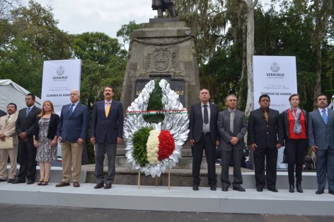 Encabezados por Octavio Legarreta Guerrero, delegado estatal de la SAGARPA, personal de esa dependencia paticipó en las guardias de honor a Miguel Hidalgo. 
