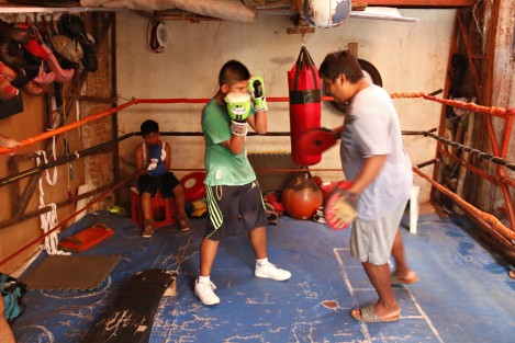 Un grupo de niños que entrenan Box en la escuelita <em>Ojo de Tigre</em> ubicada en el barrio de La Huaca, de la ciudad de Veracruz, piden ayuda a las autoridades del deporte para comprar equipo o realizar reparaciones en la vieja casa abandonada que utilizan como gimnasio.
