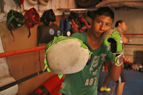 Un grupo de niños que entrenan Box en la escuelita <em>Ojo de Tigre</em> ubicada en el barrio de La Huaca, de la ciudad de Veracruz, piden ayuda a las autoridades del deporte para comprar equipo o realizar reparaciones en la vieja casa abandonada que utilizan como gimnasio. La escuela se mantiene de las cooperaciones voluntarias y de algunos donativos.
