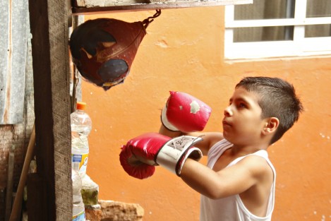 Un grupo de niños que entrenan Box en la escuelita <em>Ojo de Tigre</em> ubicada en el barrio de La Huaca, de la ciudad de Veracruz, piden ayuda a las autoridades del deporte para comprar equipo o realizar reparaciones en la vieja casa abandonada que utilizan como gimnasio. La escuela se mantiene de las cooperaciones voluntarias y de algunos donativos.
