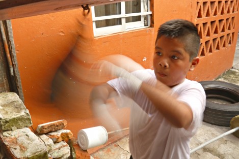Un grupo de niños que entrenan Box en la escuelita <em>Ojo de Tigre</em> ubicada en el barrio de La Huaca, de la ciudad de Veracruz, piden ayuda a las autoridades del deporte para comprar equipo o realizar reparaciones en la vieja casa abandonada que utilizan como gimnasio. La escuela se mantiene de las cooperaciones voluntarias y de algunos donativos.
 