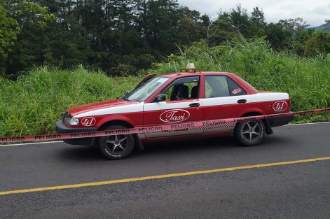 La mañana del miércoles fue ejecutado un taxista a punta de pistola, esto cuando se conducía en la carretera federal 129 Amozoc - Nautla sobre el tramo Atzalan - Tlapacoyan a la altura de la localidad de Tomata, recibiendo cinco impactos de bala en diferentes partes del cuerpo, quedando esparcidos los casquillos percutidos y varios más útiles, todos calibre .9 milímetros.