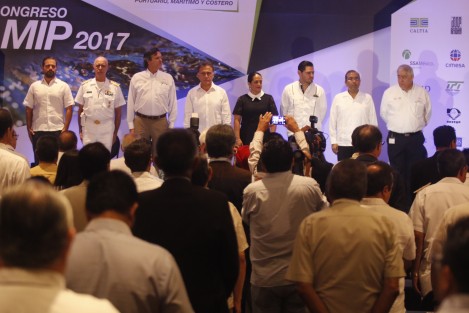 El gobernador del estado, Miguel Ángel Yunes Linares, inauguró el congreso de prestadores de servicios portuarios AMIP 2017. Le acompañó el Director General de Puertos y Marina Mercante, Guillermo Ruiz de Teresa. 