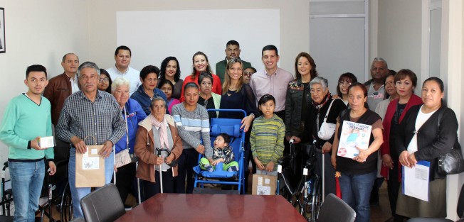La presidenta del Sistema Municipal para el Desarrollo Integral de la Familia (DIF), Mariana Yorio de Zúñiga, encabezó la entrega de apoyos funcionales reunidos por este organismo, con la colaboración del Consejo Municipal para la Asistencia Social (Conmas).