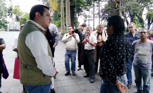 El alcalde Américo Zúñiga Martínez atendió personalmente a un grupo de comerciantes ambulantes que se manifestaban en el Parque Juárez frente a Palacio Municipal, pidiendo espacios para vender en el Centro Histórico. El munícipe los escuchó y  explicó que la ley  lo prohíbe en esta parte de la ciudad y les propuso una reunión para este viernes.