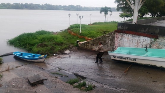 Pescadores y lancheros turísticos de este municipio costero sacaron sus embarcaciones del río Tecolutla, debido al acercamiento del Huracán KATIA,  que estará impactando en las próximas horas en la zona centro - norte del estado de Veracruz.
