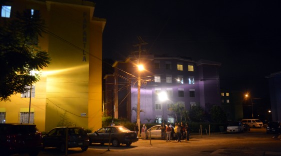 El temblor que sacudió el sureste mexicano hizo que muchas personas en la ciudad de Xalapa, salieran de sus casas, sobre todo de edificios de varios pisos, donde el movimiento se incrementa. 