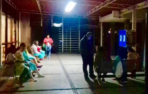 La sala de urgencias de la clínica del IMSS en Orizaba fue desalojada tras el sismo de 8.4 grados que se sintió cerca de la medianoche de este jueves. El 6° piso se dañó y la sala de urgencias presenta daños. 