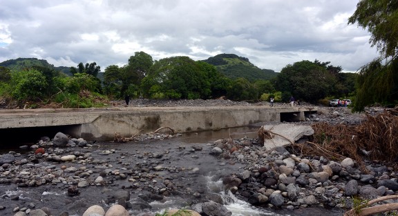 El puente que va de Soyacuautla a El Limón con cada huracán resulta más afectado, por lo que los pobladores se dan a la tarea de limpiarlo ellos mismos ya que es su única forma de  comunicación, el huracán KARL trajo lodo, piedras y hasta árboles completos, lo que los dejó incomunicados varios días, por lo que fue necesaria la presencia de máquinas de la SIOP para esta vez librar el paso.