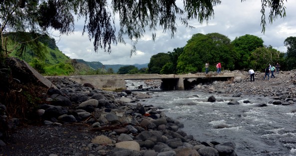 El puente que va de Soyacuautla a El Limón con cada huracán resulta más afectado, por lo que los pobladores se dan a la tarea de limpiarlo ellos mismos ya que es su única forma de  comunicación, el huracán KARL trajo lodo, piedras y hasta árboles completos, lo que los dejó incomunicados varios días, por lo que fue necesaria la presencia de máquinas de la SIOP para esta vez librar el paso.