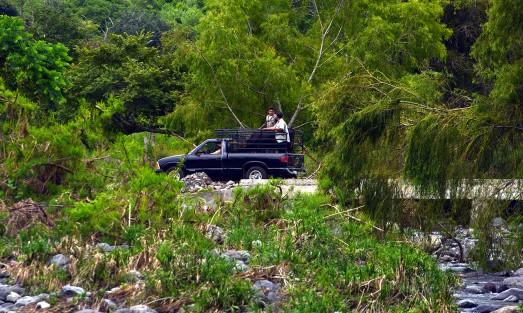 El puente que va de Soyacuautla a El Limón con cada huracán resulta más afectado, por lo que los pobladores se dan a la tarea de limpiarlo ellos mismos ya que es su única forma de  comunicación, el huracán KARL trajo lodo, piedras y hasta árboles completos, lo que los dejó incomunicados varios días, por lo que fue necesaria la presencia de máquinas de la SIOP para esta vez librar el paso.