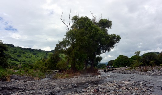 El puente que va de Soyacuautla a El Limón con cada huracán resulta más afectado, por lo que los pobladores se dan a la tarea de limpiarlo ellos mismos ya que es su única forma de  comunicación, el huracán KARL trajo lodo, piedras y hasta árboles completos, lo que los dejó incomunicados varios días, por lo que fue necesaria la presencia de máquinas de la SIOP para esta vez librar el paso.