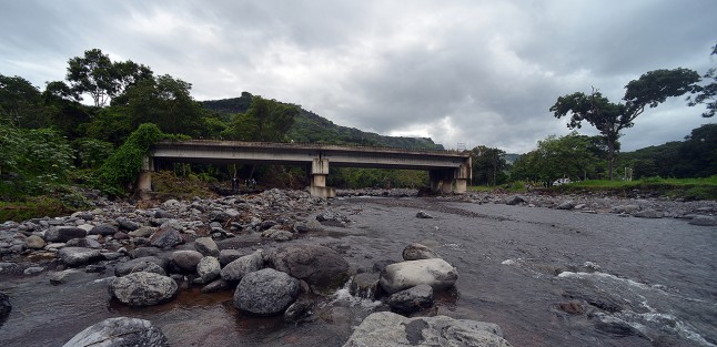 Con un puente inconcluso, otros dos en pésimas condiciones, además de caminos en malas condiciones como parte de las rutas de evacuación del PERE (Plan de Emergencia Radiológica Externo), habitantes de localidades cercanas a la Central Nucleoeléctrica Laguna Verde (CNLV) en Alto Lucero, viven en constante temor por no contar con una vía efectiva de evacuación.
